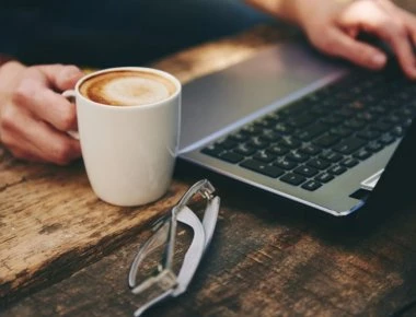 Ο λόγος για τον οποίο δεν πρέπει να πίνεις ποτέ καφέ ή τσάι από τις κούπες του γραφείου -Τι αναφέρει έρευνα